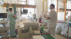 Hospitalizovaných rychle přibývá, nemocnice v Praze odmítají pacienty!