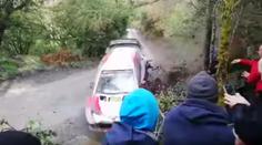 Děsivá nehoda při rally! Auto málem narazilo do lidí!