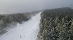 Skiareály se chystají na zimní sezónu. Sněhová děla jedou na plný výkon