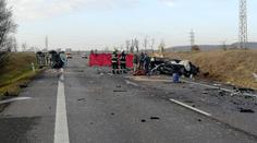 Vážná nehoda na Mělnicku: Srazila se tři auta, jeden člověk zemřel