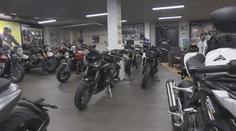 Prodejci motorek jsou radostí bez sebe. Už stihli vyprodat nejnovější modely
