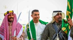 Ronaldo slavil v Saúdské Arábii. Pózoval s mečem i tradičním oděvem