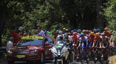 Čtrnáctou etapu TdF ovlivnil hromadný pád. Několik jezdců muselo do nemocnice