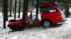 Auto vyletělo ze silnice, řidič náraz do stromu nepřežil