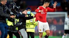 Ronaldo na roztrhání! Fanoušek z něj po honičce málem serval dres