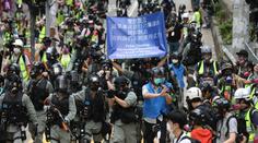 Vyhrocené protesty v Hongkongu, policie rozháněla dav slzným plynem