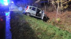 Žena vypadla z jedoucího auta na dálnici! Pak na ní minuty seděla