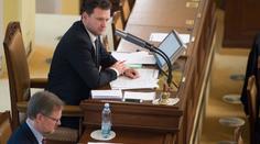 Bez omluvy půl platu. Vondráček chce postih za absenci poslanců