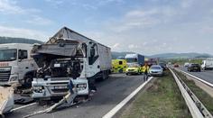 Tragická nehoda tří kamionů. Dálnice D5 je ve směru na Prahu opět průjezdná