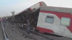 Při vykolejení vlaku v Egyptě zahynulo 11 lidí, stovka zraněných