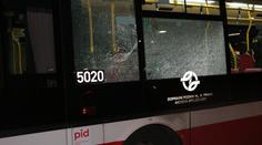 Policie řeší poškození oken u autobusu a tramvají. Někdo po nich zřejmě střílel