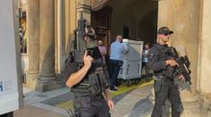 Do Národní galerie přivezli vzácný obraz. Doprovázeli ho policisté se samopaly