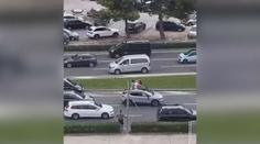 VIDEO: Hádka řidičů ve Splitu skončila hromadnou rvačkou. Rozehnali ji až policisté