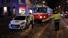Auto policie se srazilo s tramvají. Hasiči strážníka vyprošťovali!