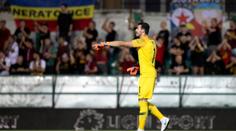 Drzý gólman Sparty Nita: Přistižen, jak rozhodčímu krade sprej! VIDEO