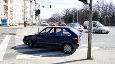 Řidič pustil chodkyně na přechodu, auto v PROTISMĚRU JEDNU PŘEJELO!