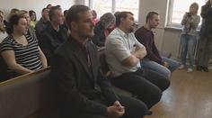 VIDEO: Soud zrušil trest policistům, kteří měli připoutat agresivní ženu k mřížím