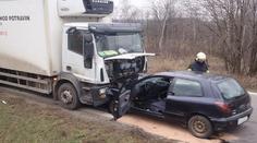Děsivá srážka osobáku s nákladním vozem! Řidič bojuje o život