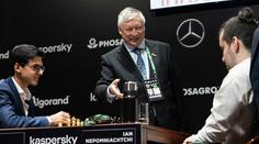 Ruku ti nepodám, pochopila legenda. Šachy se hrají bez roušek a rukavic