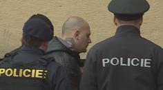 Vrah ubodal muže před jeho malým synem! Za 7 hodin ho měli