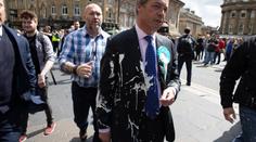 VIDEO: Na britské kandidáty hází lidé milkshaky! Schytal to i Farage
