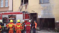 V Ústí nad Labem spadl strop domu na dvě ženy. Zachraňují je hasiči
