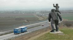 Řidičům u Olomouce podřezali patrona. Od dálnice museli obří sochu odvézt