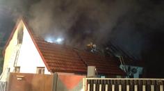 Střechu rodinného domu spolykaly plameny, škoda půjde do statisíců