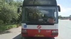 Zbytečný hazard! Řidič autobusu telefonuje za jízdy, i v zatáčkách!