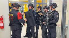 Policie zasahovala v pražské bytovce. Kvůli údajnému střelci měla samopaly