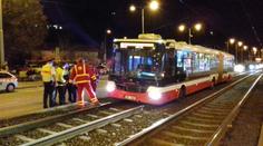 Řidič patrně přehlédl zvýšení tramvajového pásu, autobus uvízl na kolejích