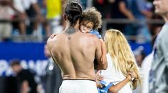 Z fotbalisty přepnul na mód MMA. Po bitce utěšoval vyděšeného synka