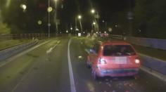 Opilý řidič ujížděl policistům. Honičku zastavil až náraz do plotu