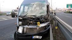 Řidič nepřežil náraz do svodidel v Praze, v Brně boural autobus