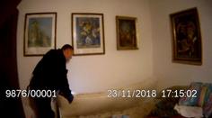 Muže v Brně uvěznila ve spánku matrace. Pomoct museli strážníci