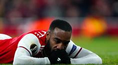 Arsenal senzačně končí! United pomohla šílená ruka stopera Deliho