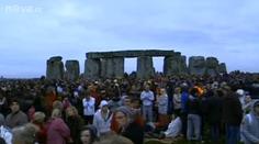LETNÍ SLUNOVRAT v Stonehenge sledovaly tisíce lidí! VIDEO