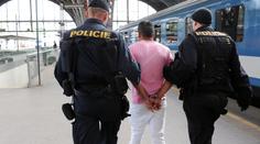 Razie v Praze: Na hlavním nádraží chytli 13 uprchlíků, hledají další!