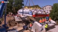 Tuny železa nad hlavou: Jeřáb zvedal železniční viadukt
