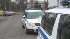 Kopal do aut, po policistech hodil hasičák. Mladík nadýchal dvě promile