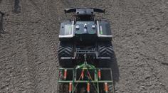 Budoucnost zemědělství. U Slaného testují robotický traktor