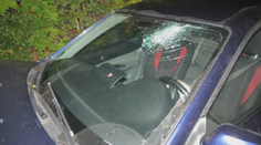Opilý mladík bez řidičáku si půjčil auto a hned boural. Vše si natáčel na mobil