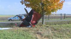 Nabourané auto, uvnitř tělo. Policisté řeší záhadnou nehodu