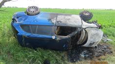 Kvůli sršni skončilo auto na střeše. Sotva posádka unikla, začalo hořet!