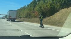 VIDEO: Řidič na D1 potkal muže na elektrokoloběžce. Předjížděl ho ve 120 km/h