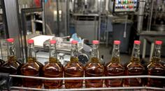 V Brně prodávali nekolkovaný alkohol. Celníci zabavili kolem 70 litrů