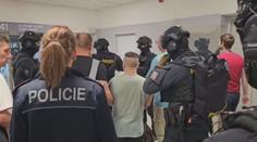 Policie dopadla v Česku tři nebezpečné muže, dva jsou vrazi. Hrozí jim 56 let vězení