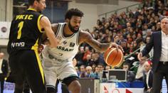 Hrůza! Gentelman v košili napadl z tribuny basketbalistu VIDEO
