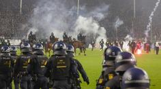 Chaos v Německém poháru. Na hřiště vyjeli i policejní koně