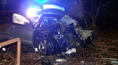 Mladý řidič napálil do viaduktu, ve vraku audi neměl šanci přežít